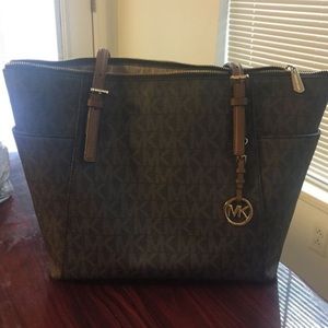 100% authentic Michael Kors purse.